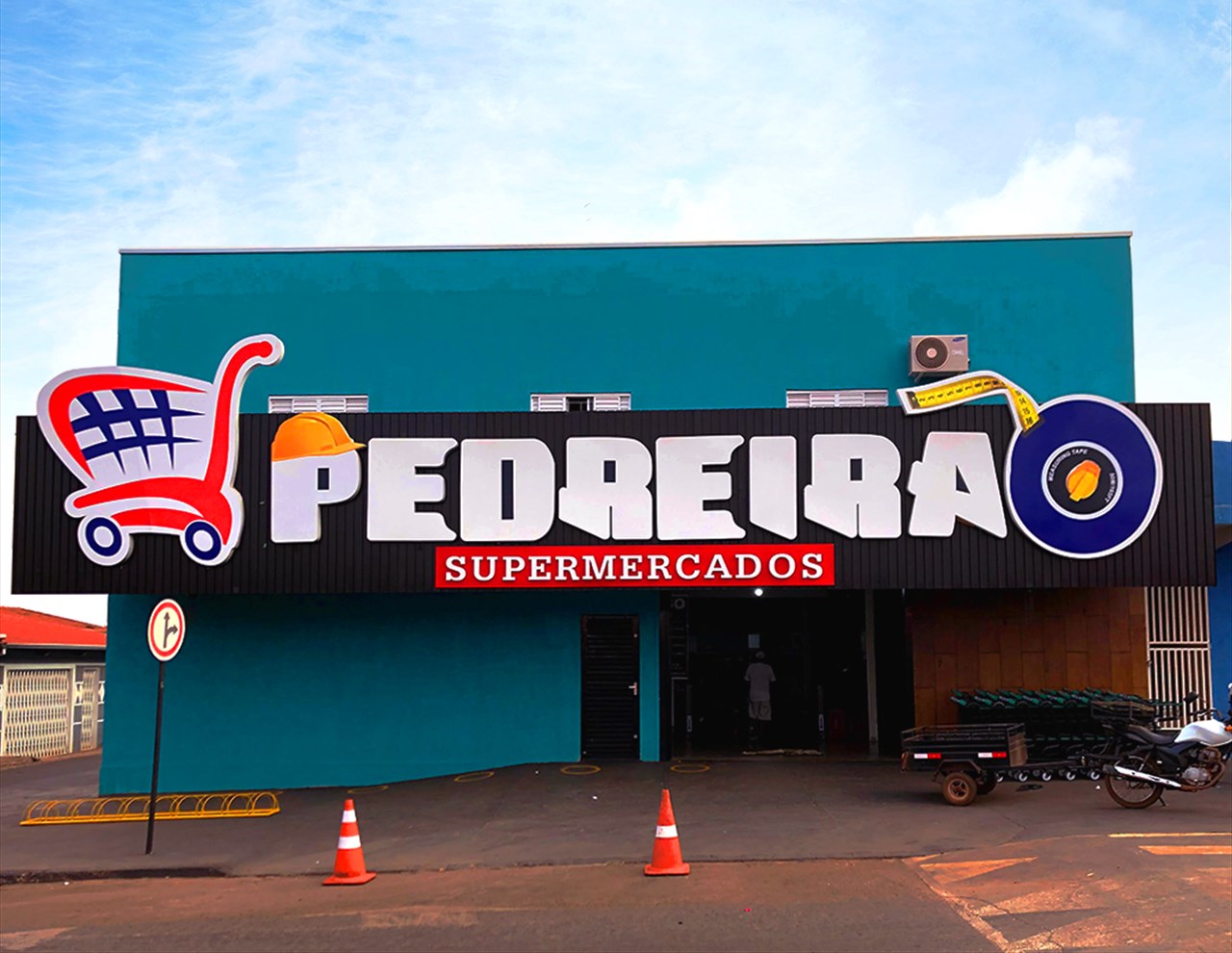 Fachada frontal do Pedreirão Supermercados em São Simão, Goiás